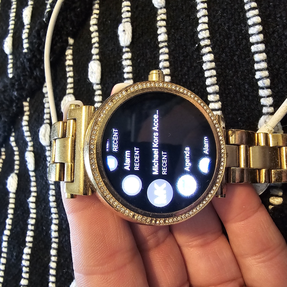 Michael Kors Gold Smartwatch with Circular Display and Metal Band